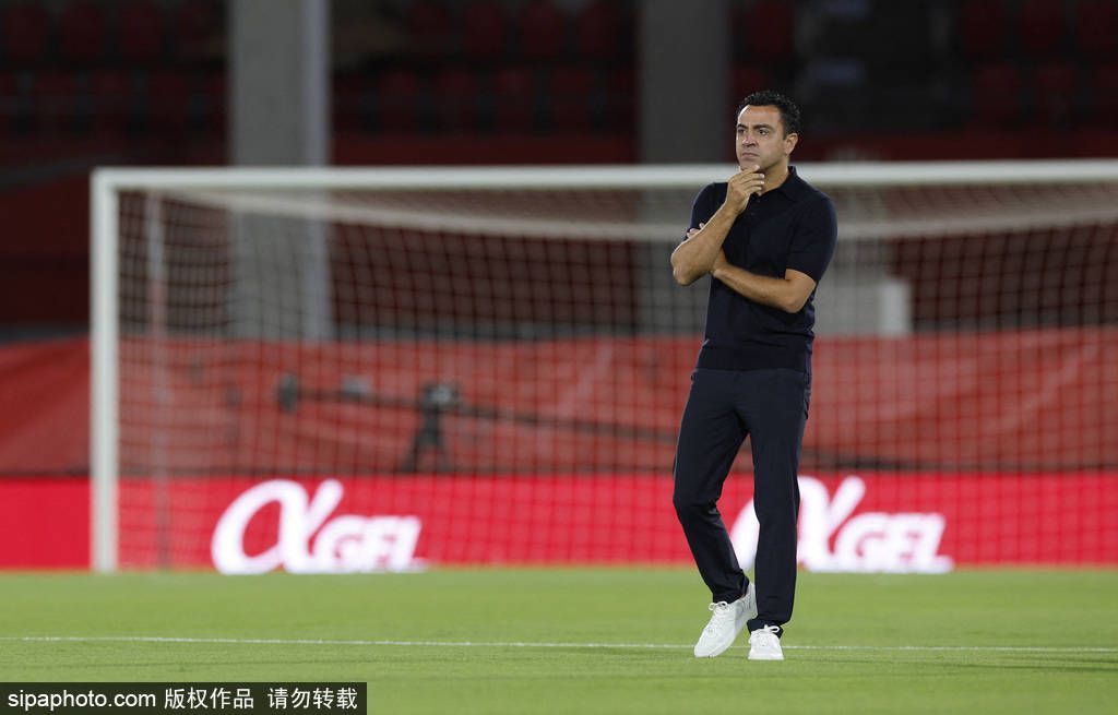 他们在黑夜的世界里摸索、挣扎、斗争，但谁也无法真正了解或控制。